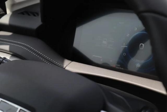 首试吉利豪越：MPV味浓郁的大SUV，开起来却像个灵活的胖子