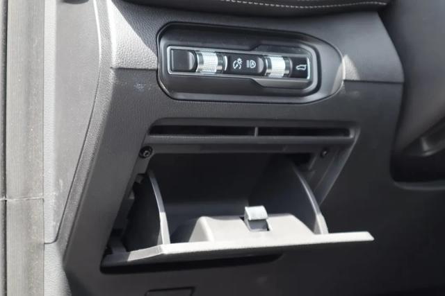 首试吉利豪越：MPV味浓郁的大SUV，开起来却像个灵活的胖子