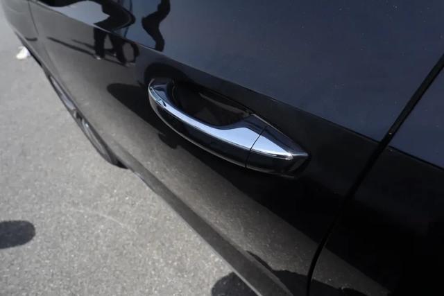 首试吉利豪越：MPV味浓郁的大SUV，开起来却像个灵活的胖子