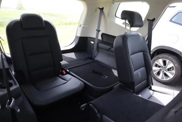 首试吉利豪越：MPV味浓郁的大SUV，开起来却像个灵活的胖子