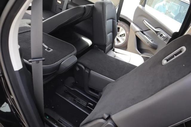 首试吉利豪越：MPV味浓郁的大SUV，开起来却像个灵活的胖子