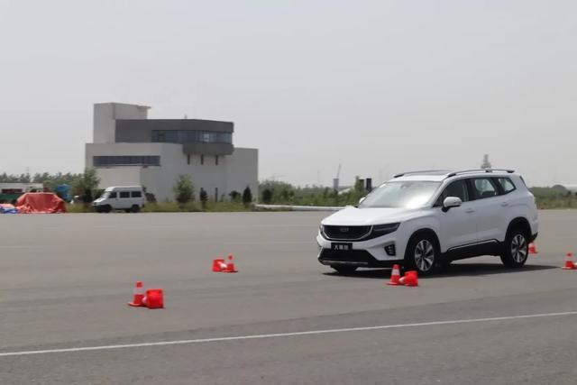 首试吉利豪越：MPV味浓郁的大SUV，开起来却像个灵活的胖子