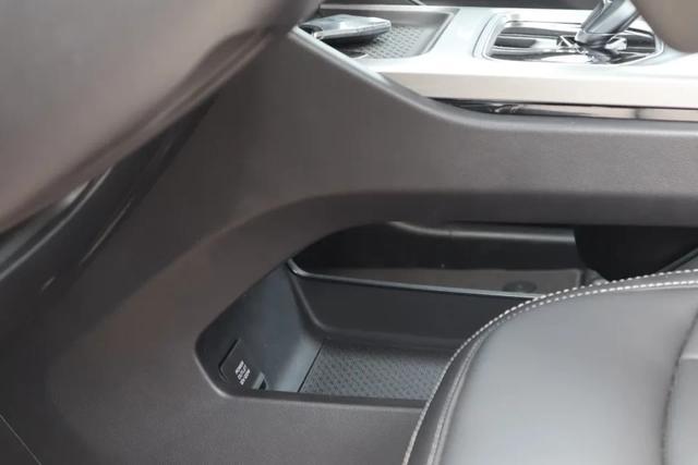 首试吉利豪越：MPV味浓郁的大SUV，开起来却像个灵活的胖子