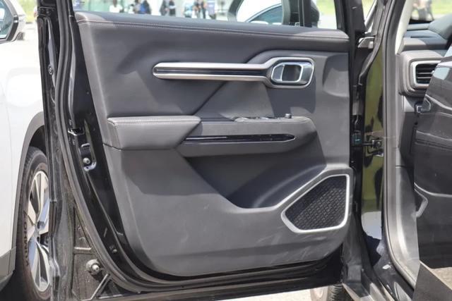 首试吉利豪越：MPV味浓郁的大SUV，开起来却像个灵活的胖子