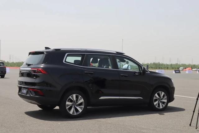 首试吉利豪越：MPV味浓郁的大SUV，开起来却像个灵活的胖子