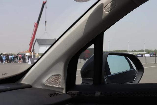 首试吉利豪越：MPV味浓郁的大SUV，开起来却像个灵活的胖子