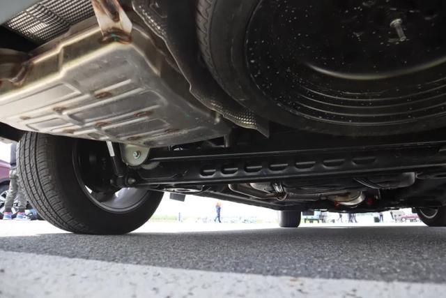 首试吉利豪越：MPV味浓郁的大SUV，开起来却像个灵活的胖子