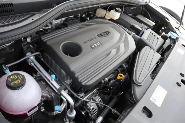 首试吉利豪越：MPV味浓郁的大SUV，开起来却像个灵活的胖子