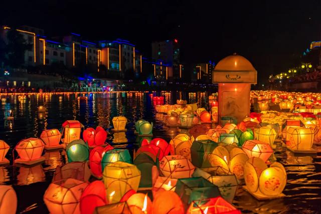 资源河灯节农历七月十四日,是桂林市资源县的河灯节.