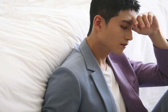 张峻宁直播,西装造型帅出新高度,自拍与他拍之间差了一个太平洋