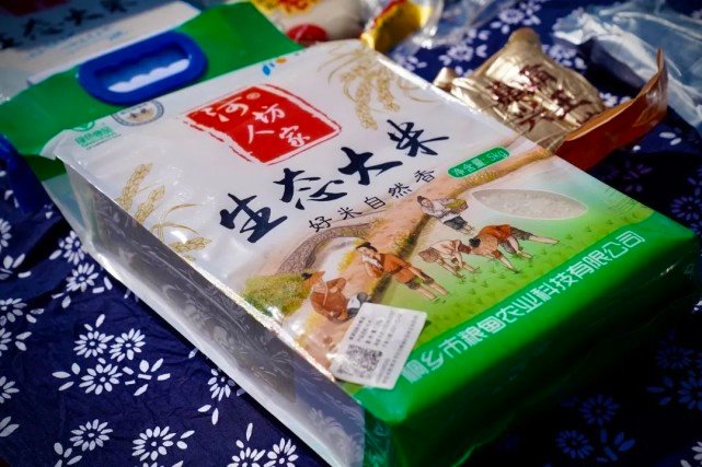 水稻收割,桐乡农民在稻田里开了场直播休闲区蓝鸢梦想 - Www.slyday.coM 水稻收割,桐乡农民在稻田里开了场直播休闲区蓝鸢梦想 - Www.slyday.coM