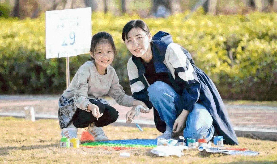 “彩绘井盖”扮靓花海！30组琴澳家庭齐聚横琴庆澳门回归22周年休闲区蓝鸢梦想 - Www.slyday.coM