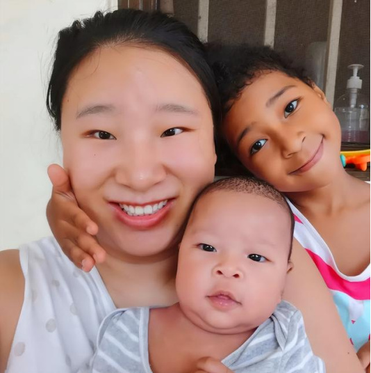 河南女大学生为爱远嫁非洲7年，生下一双女儿，如今，她过得好吗？休闲区蓝鸢梦想 - Www.slyday.coM