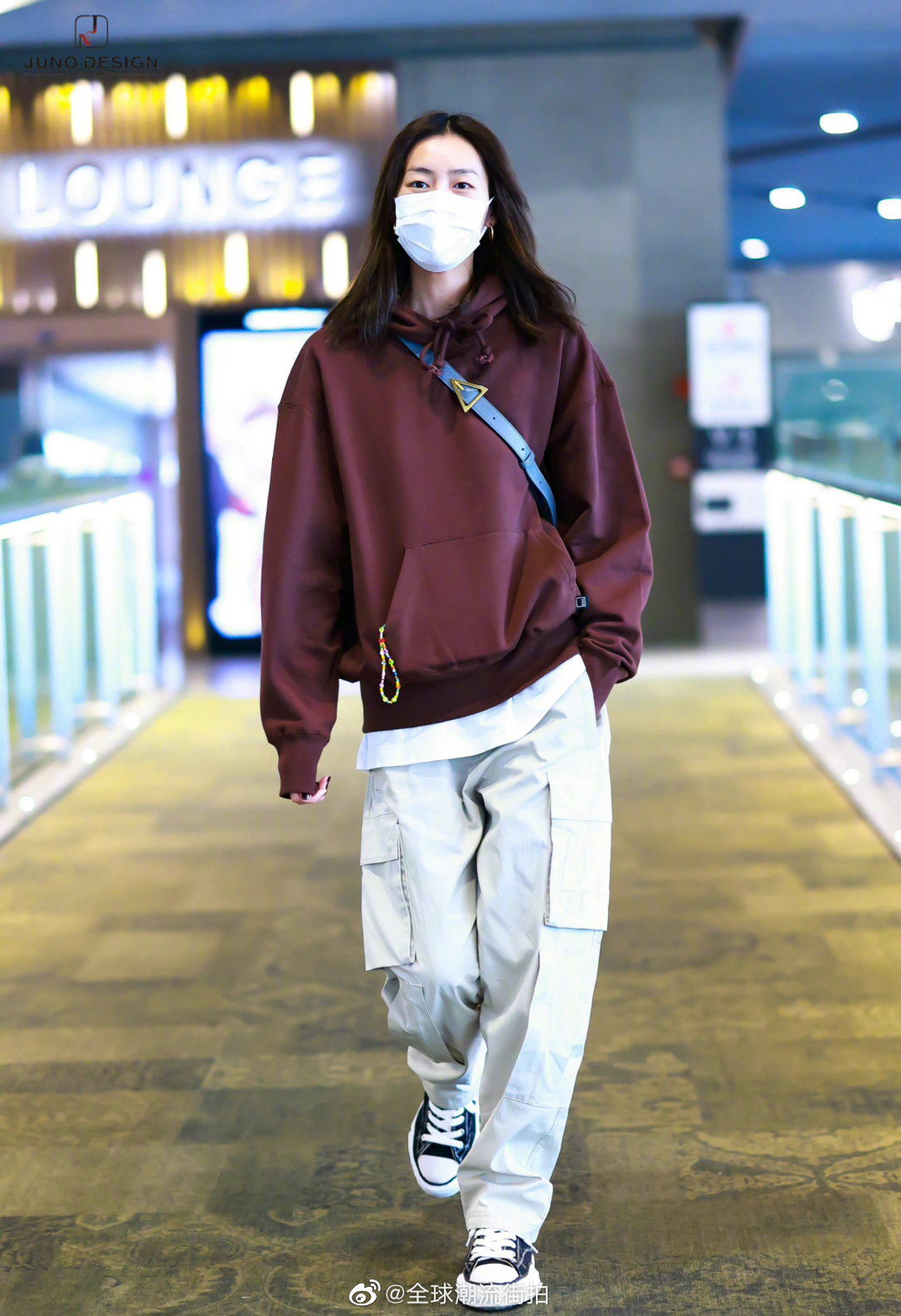 刘雯今日机场look更新 叠穿巧克力色卫衣搭配米色工装裤……__财经