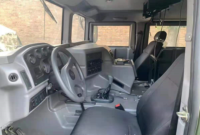 东风猛士定位为高性能越野车,即使民用版猛士削减了很多配置但是越野