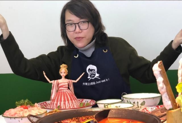 "浪胃仙"浓妆艳抹做指甲,比女性还精致,你让女性情何以堪|女性|大胃王