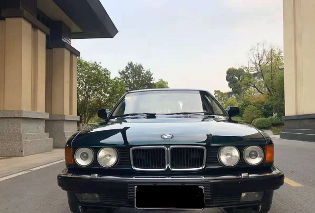 深圳遇到1994年的宝马740,车主90年代下海成功后的第一辆车-新浪汽车