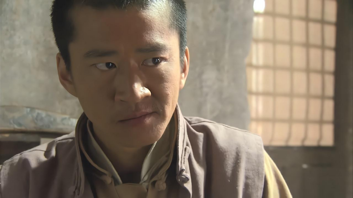 戏骨李嘉明被指没素质!农村大席与老太抢菜,直接往红塑料袋里倒