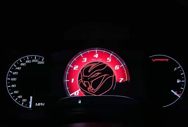道奇蝰蛇 viper acr的发动机和仪表盘,220迈速表,相当于350km/h,所以