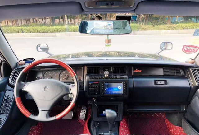 东莞小伙花5万买辆皇冠133送父亲,其父嘴上责怪心中里开了花