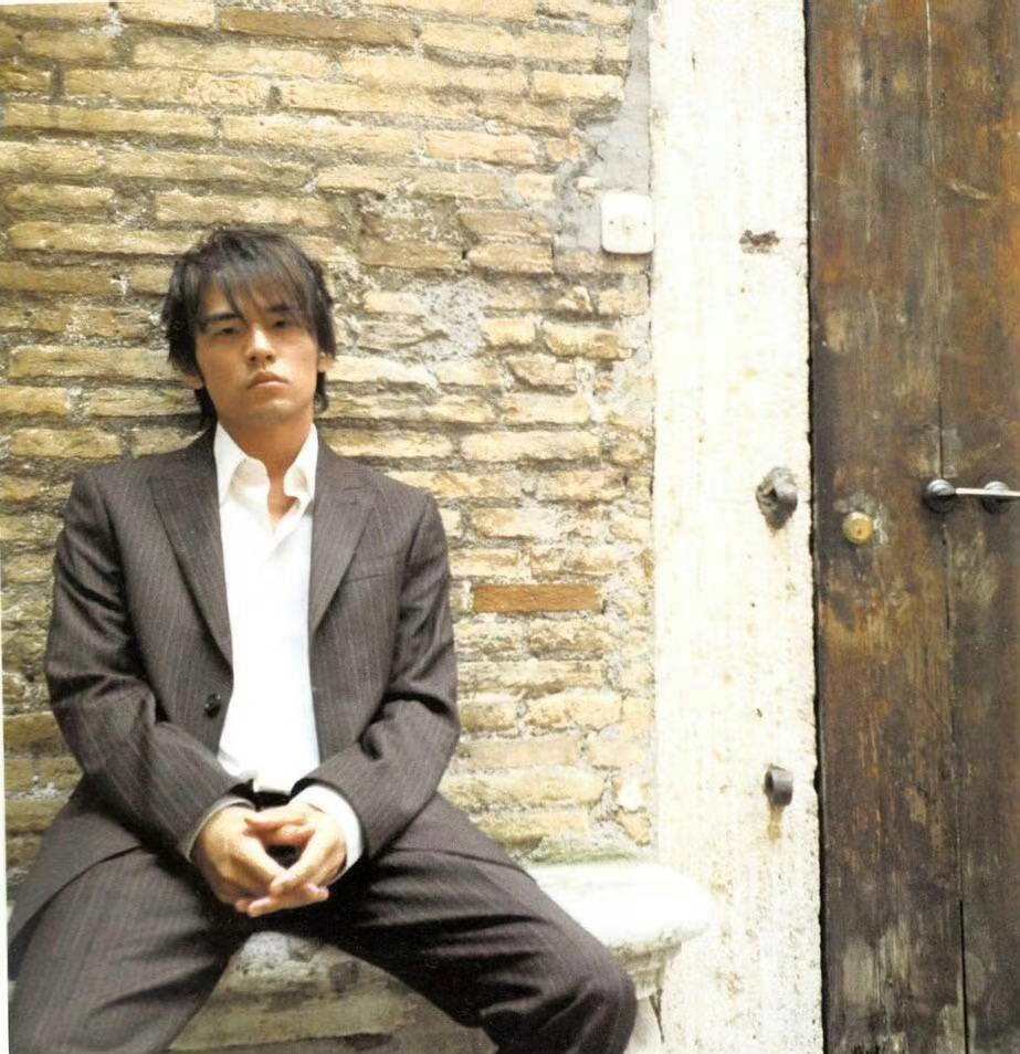 周杰伦刚出道时期的珍贵照,每一张图都充满了回忆!__财经头条