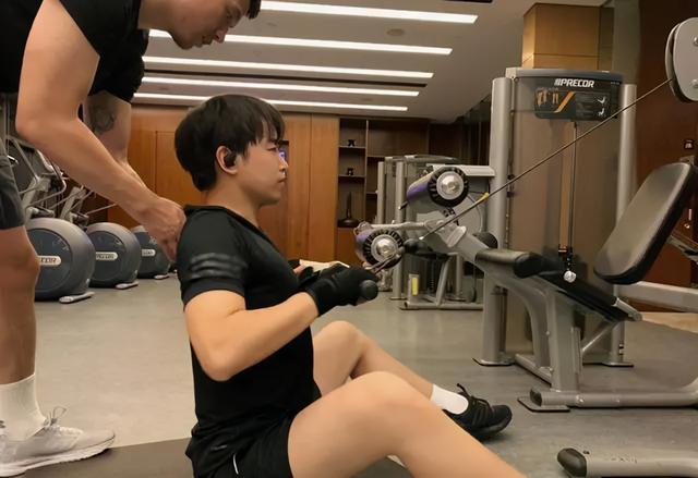 彭昱畅健身出成效,五官轮廓分明重现腹肌,网友:彭彭别再发福啦