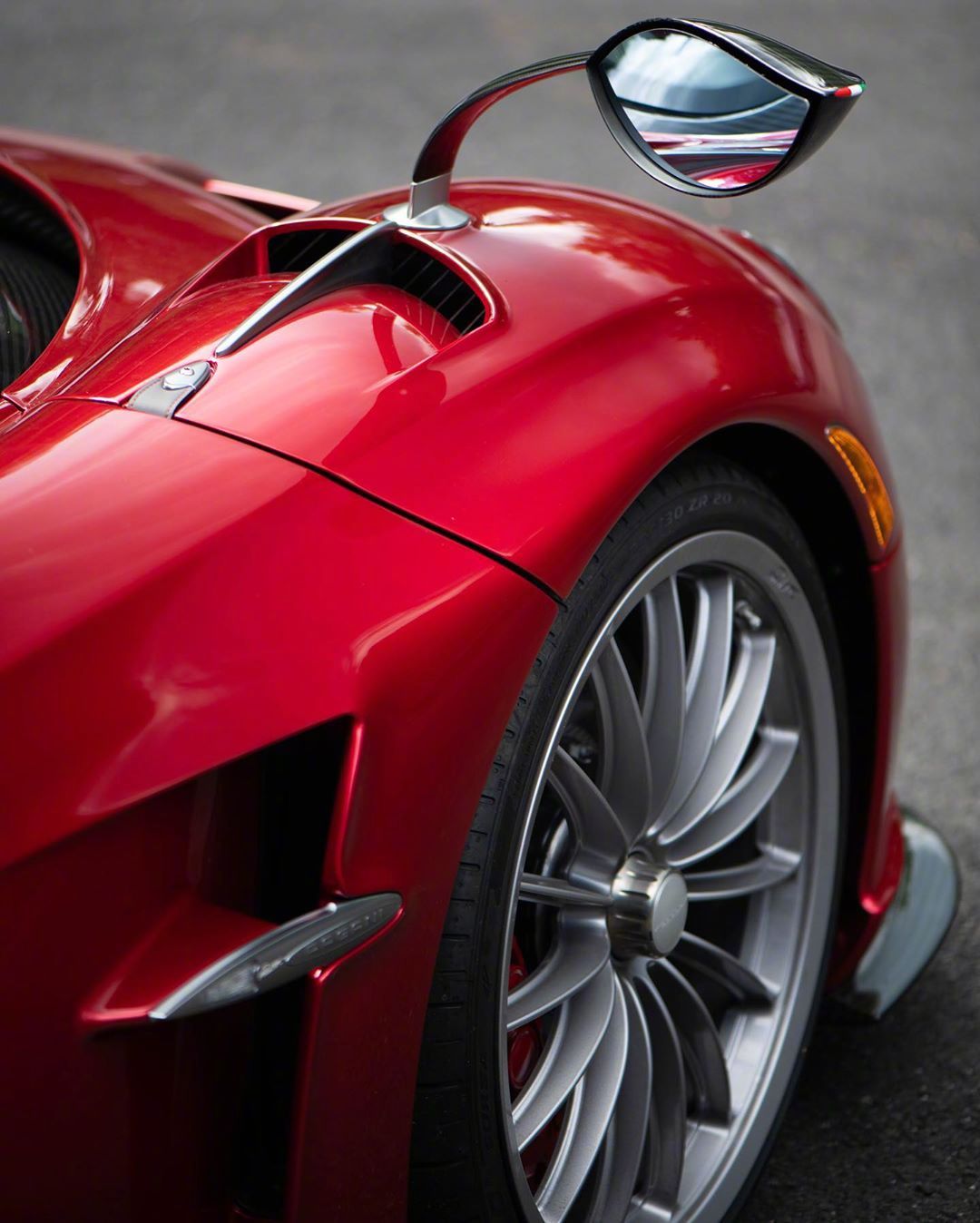 帕加尼huayra roadster火红的诱惑