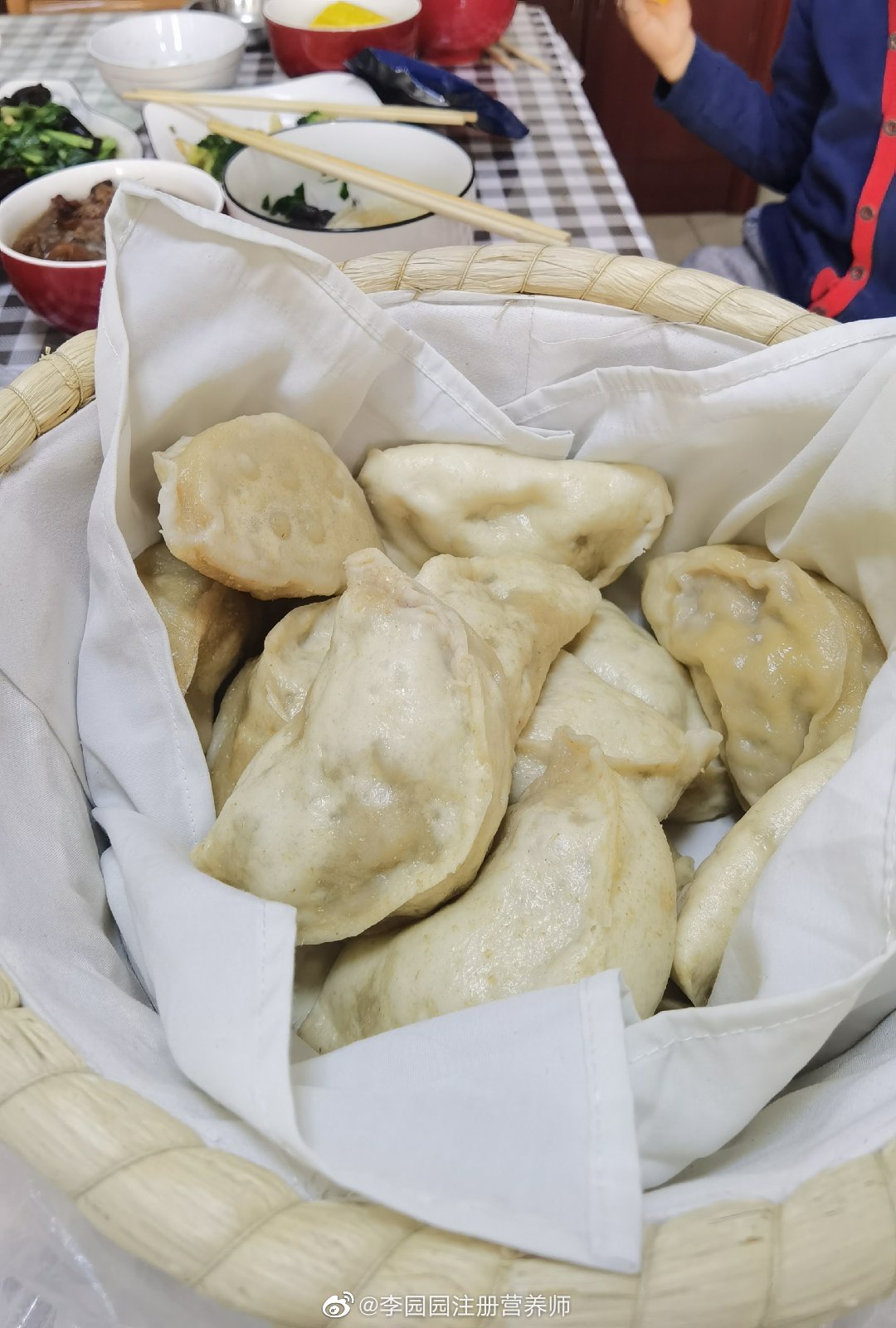 娘包的驴肉白菜包子,到家正热乎着,太好吃咯,把我撑坏了!