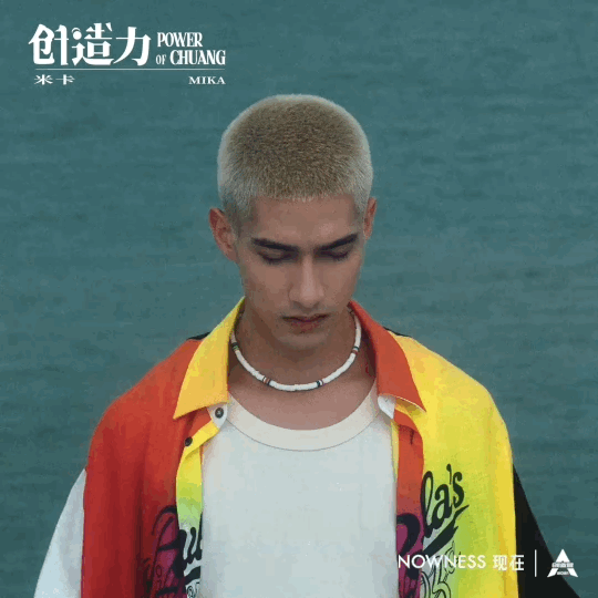 我们的夏威夷男孩米卡简直太迷人了吧!