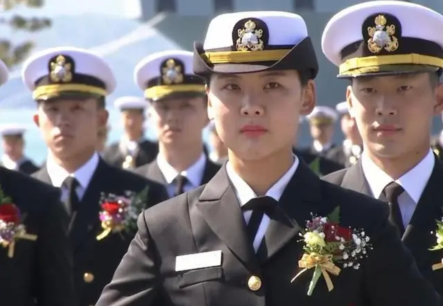 1 / 8 3月11日,韩国海军士官学校举行了盛大的第74届毕业仪式,为总共