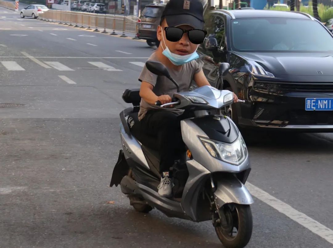 骑车戴头盔安全不吃亏