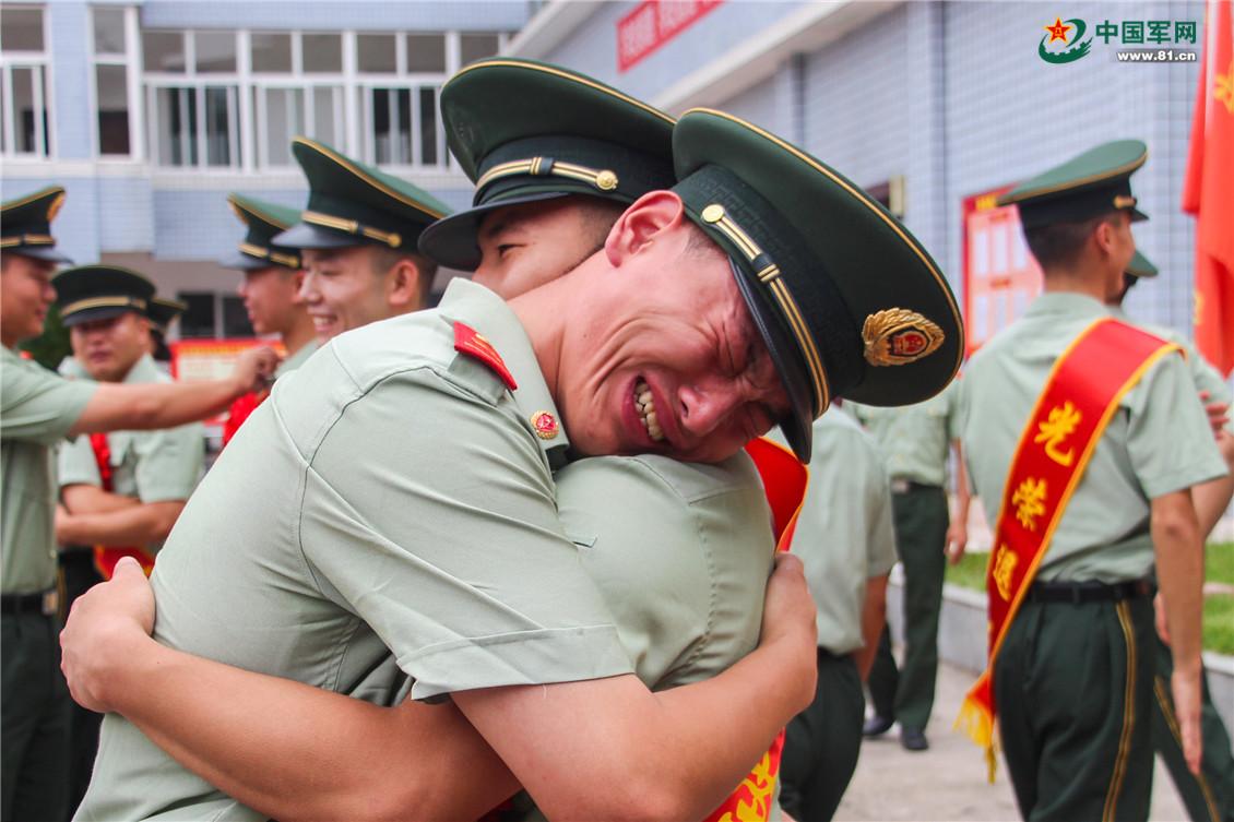退伍季武警退役老兵泪别军营光荣返乡