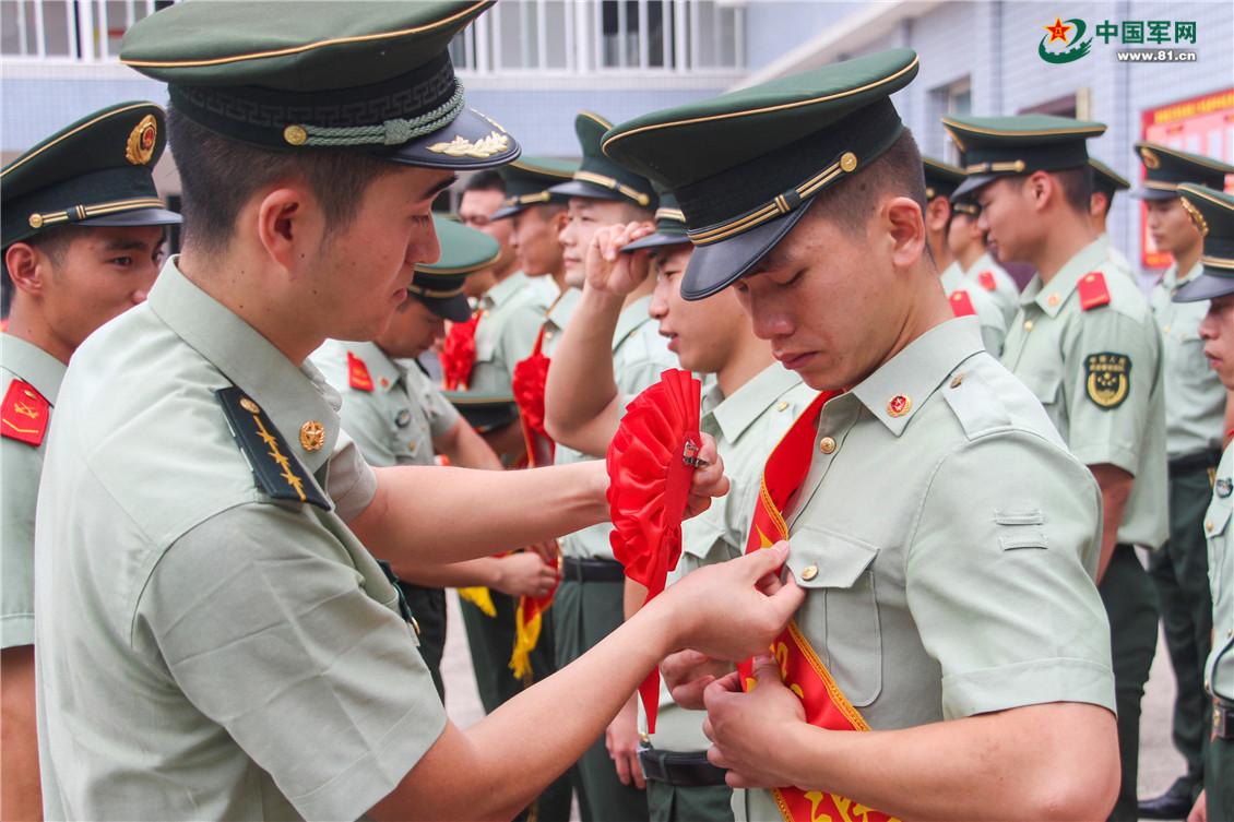 退伍季武警退役老兵泪别军营光荣返乡