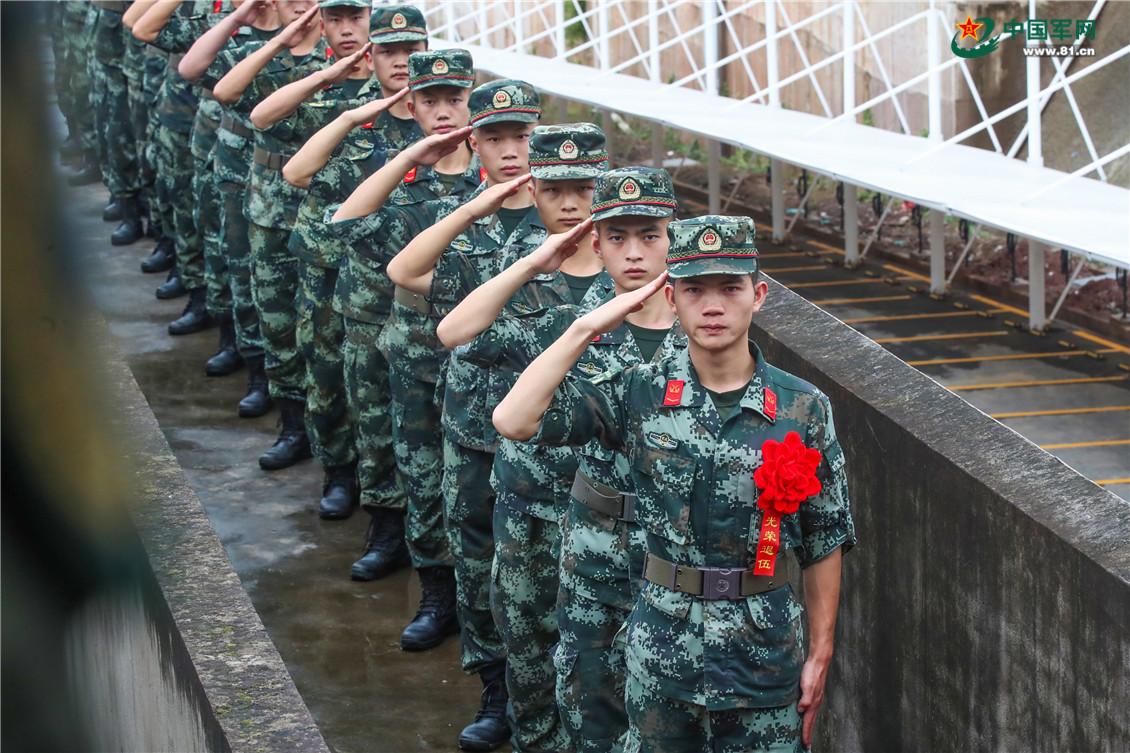 退伍季武警退役老兵泪别军营光荣返乡