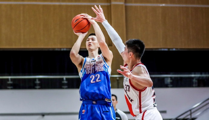 其实朱旭航非常善良,默默做公益,曾经托记者为山区的孩子买书包,篮球