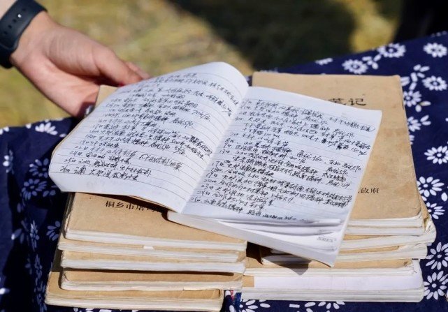 水稻收割,桐乡农民在稻田里开了场直播休闲区蓝鸢梦想 - Www.slyday.coM 水稻收割,桐乡农民在稻田里开了场直播休闲区蓝鸢梦想 - Www.slyday.coM