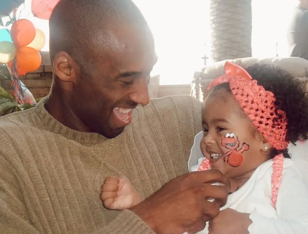 "不想错过孩子的每一刻科比初为人父娜塔莉亚出生在2003年惊觉科比的