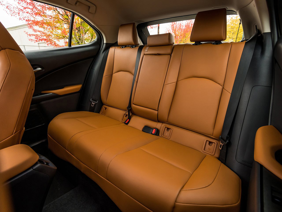 当然,ux也并非完全没有缺点,后排空间,后备厢空间偏小,满足不了全家