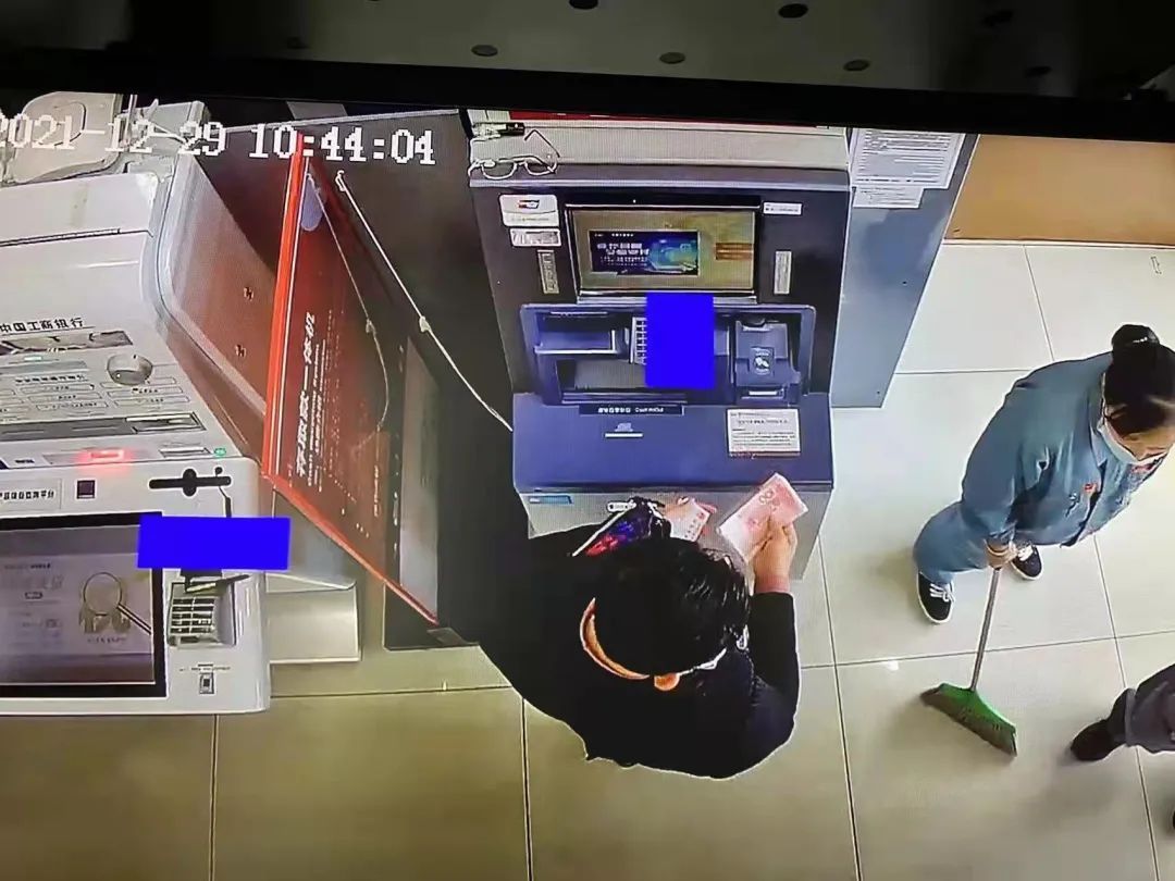 七旬阿婆在ATM机前存款，5000元却“不翼而飞”？“银行侦探”快速破案……休闲区蓝鸢梦想 - Www.slyday.coM