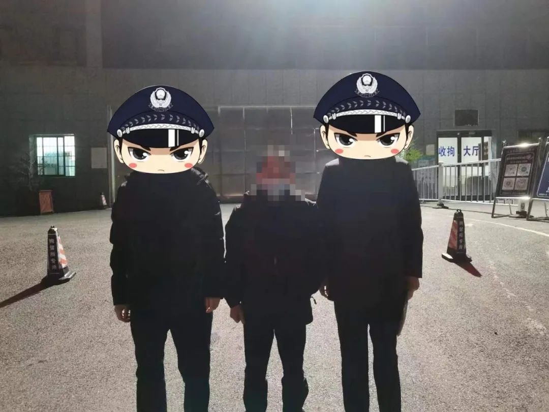 一男子非法运输烟花爆竹时被贵州警察抓个正着