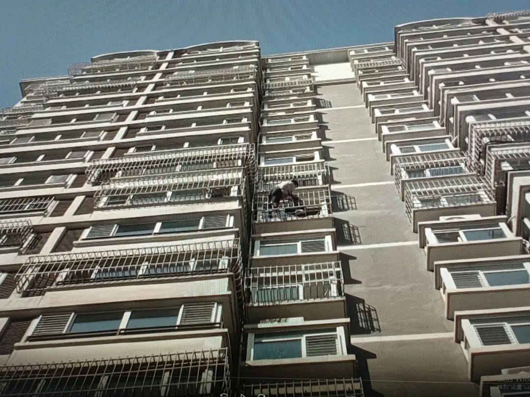 惊险！老人从11楼坠落，被9楼的防盗窗卡住……休闲区蓝鸢梦想 - Www.slyday.coM