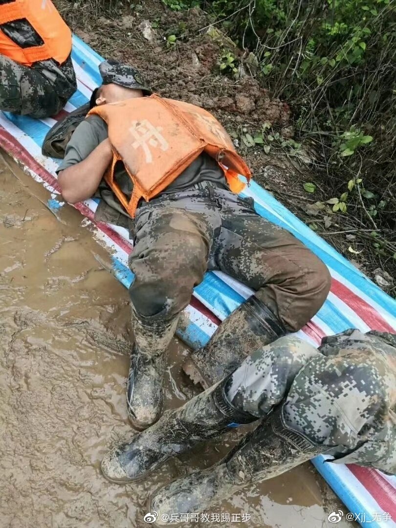 以下图片就是抗洪救灾战士休息的照片!辛苦了!心疼!以地为床