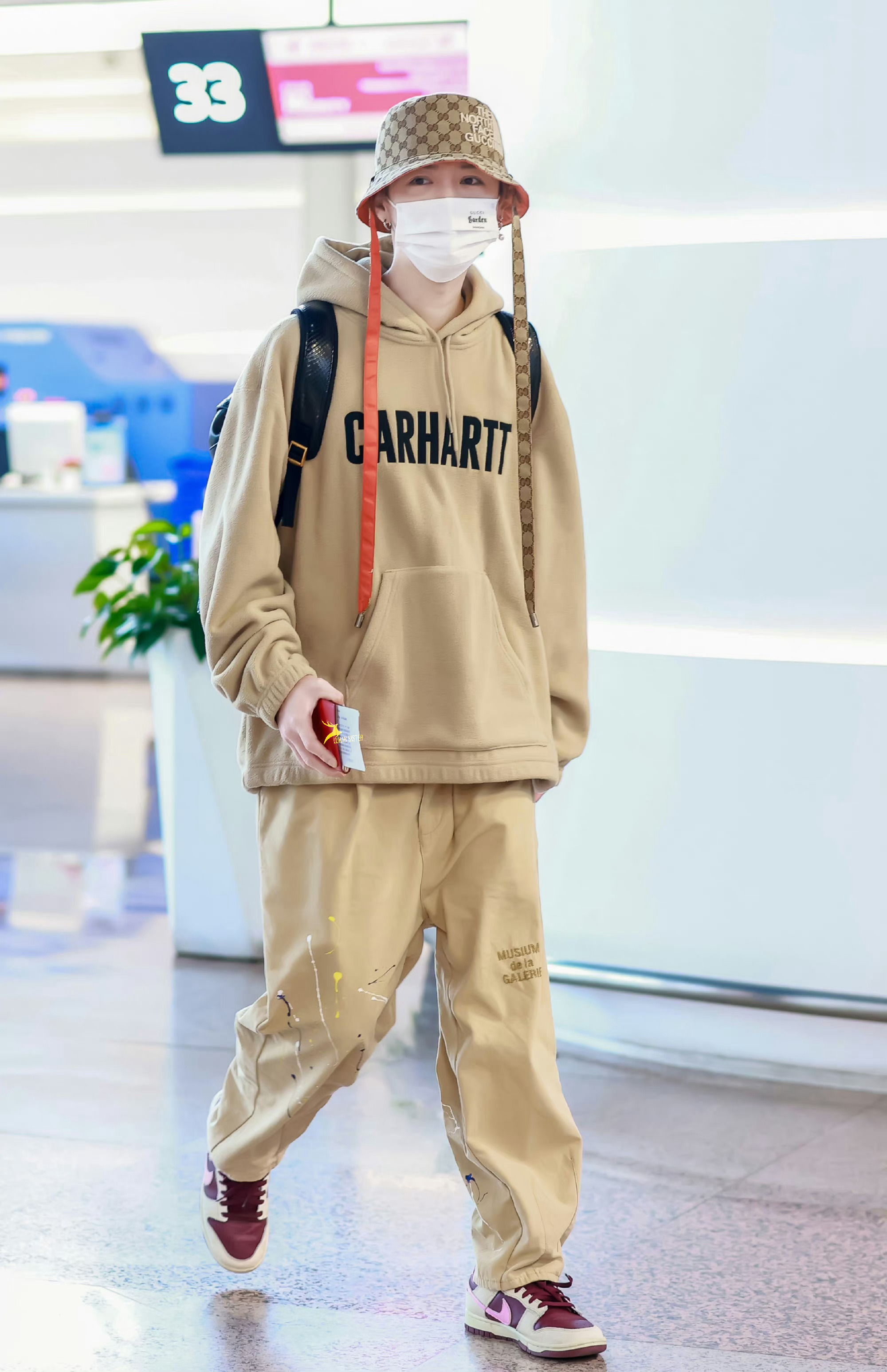 鹿晗机场造型来啦!