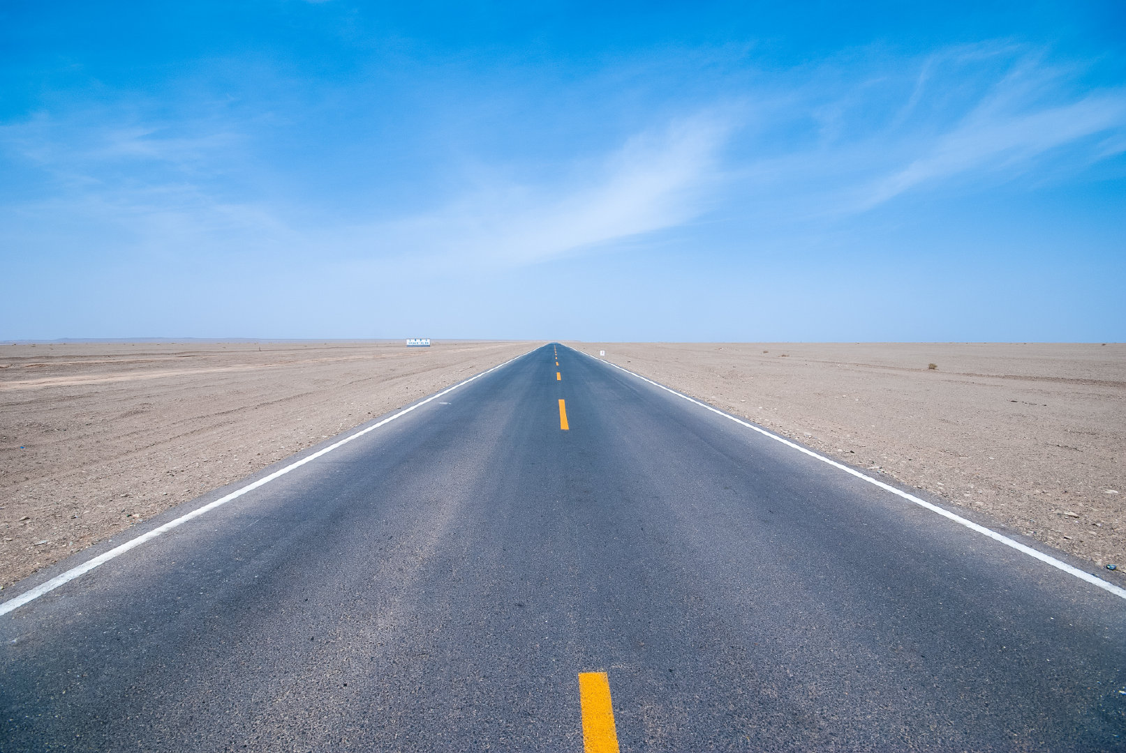 蓝天没有云,黄沙漫天飞,一条马路直通云霄,这就是甘肃.