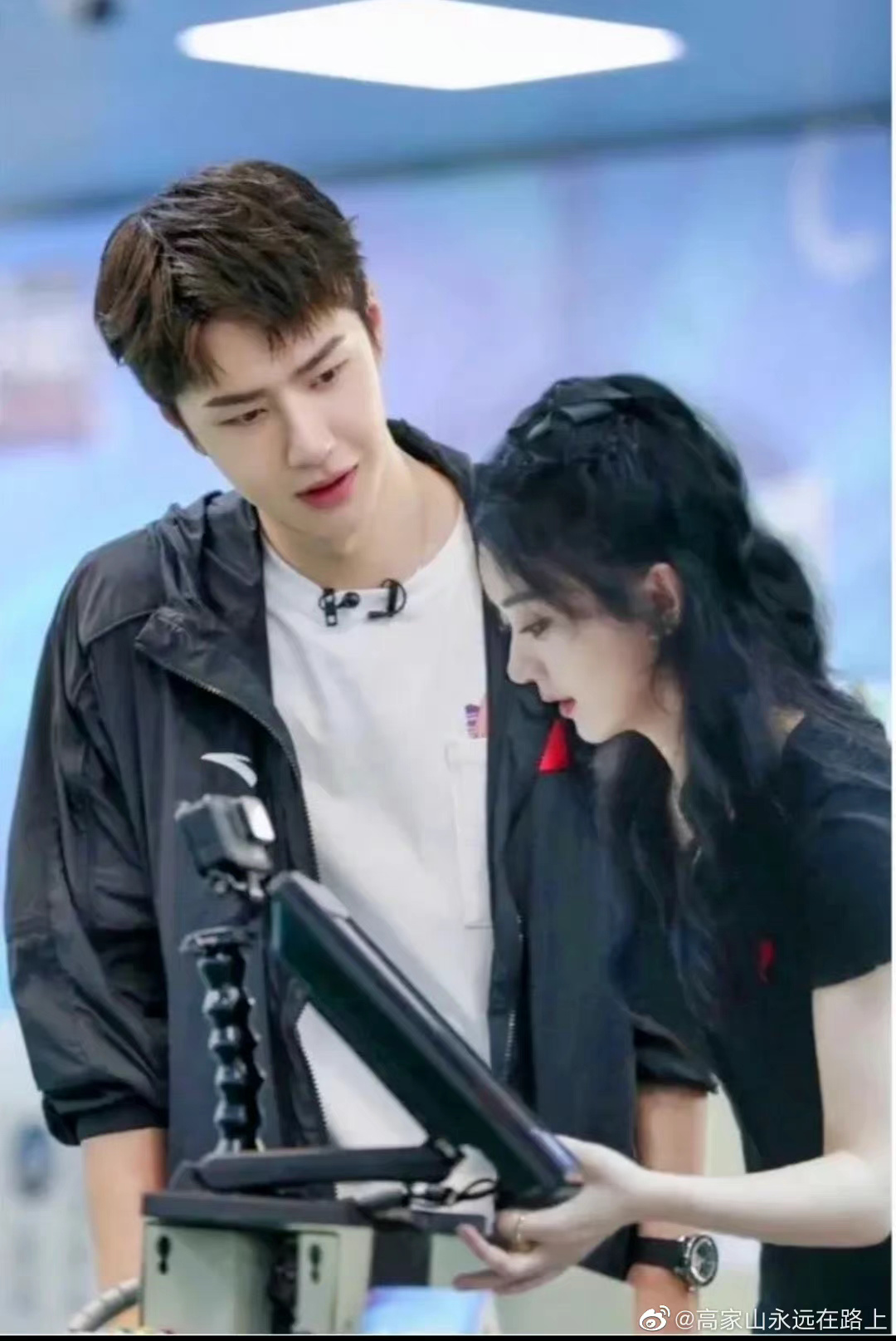 赵丽颖王一博眼神交流_高清图集_新浪网