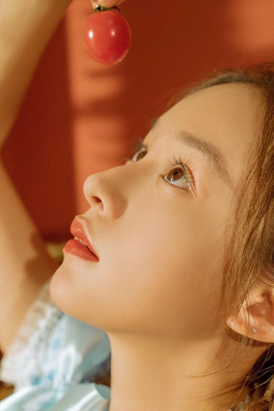 演员@陆妍淇 最新法式田园风写真曝光,浪漫气息浓郁……__财经头条