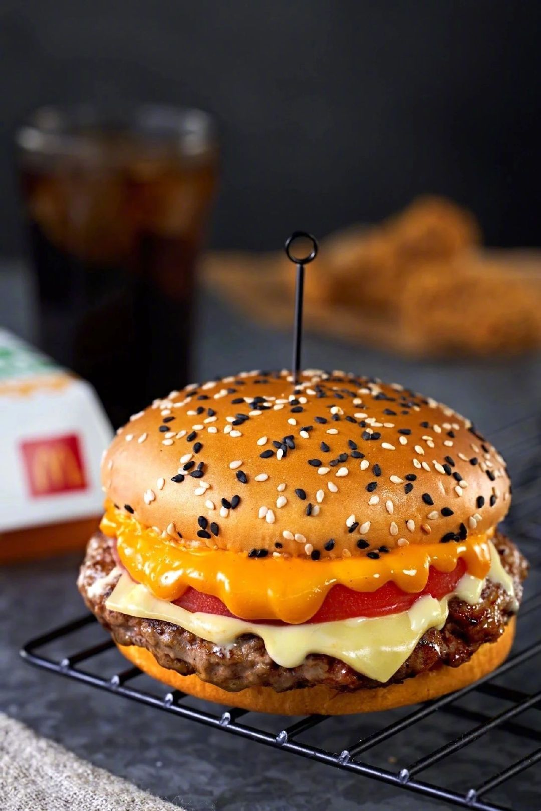 麦当劳【黑金汉堡】超牛新作,吃第一口就失控了!