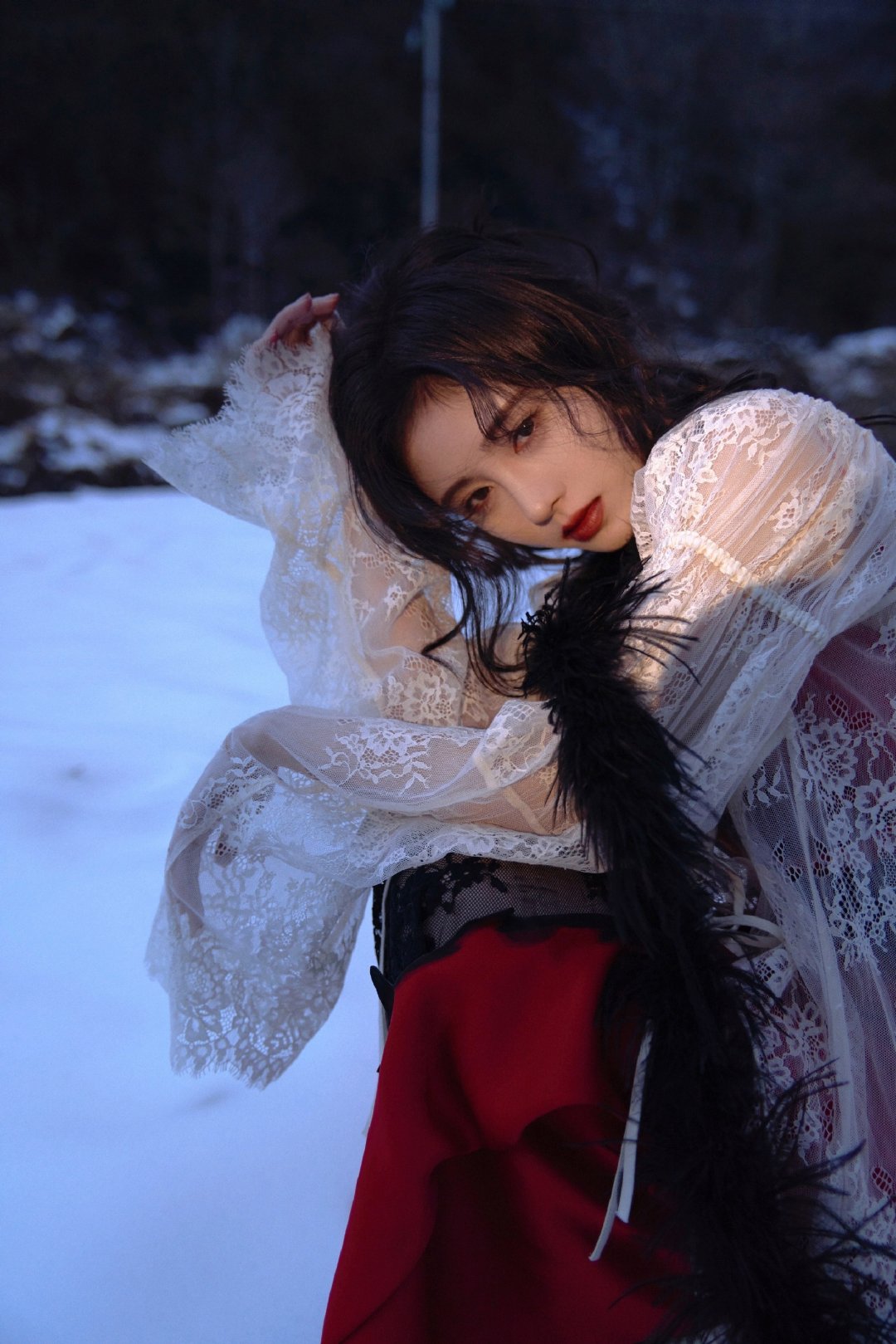 鞠婧祎雪地红衣大片 白雪上一抹红,是火一般的生命力……__财经头条