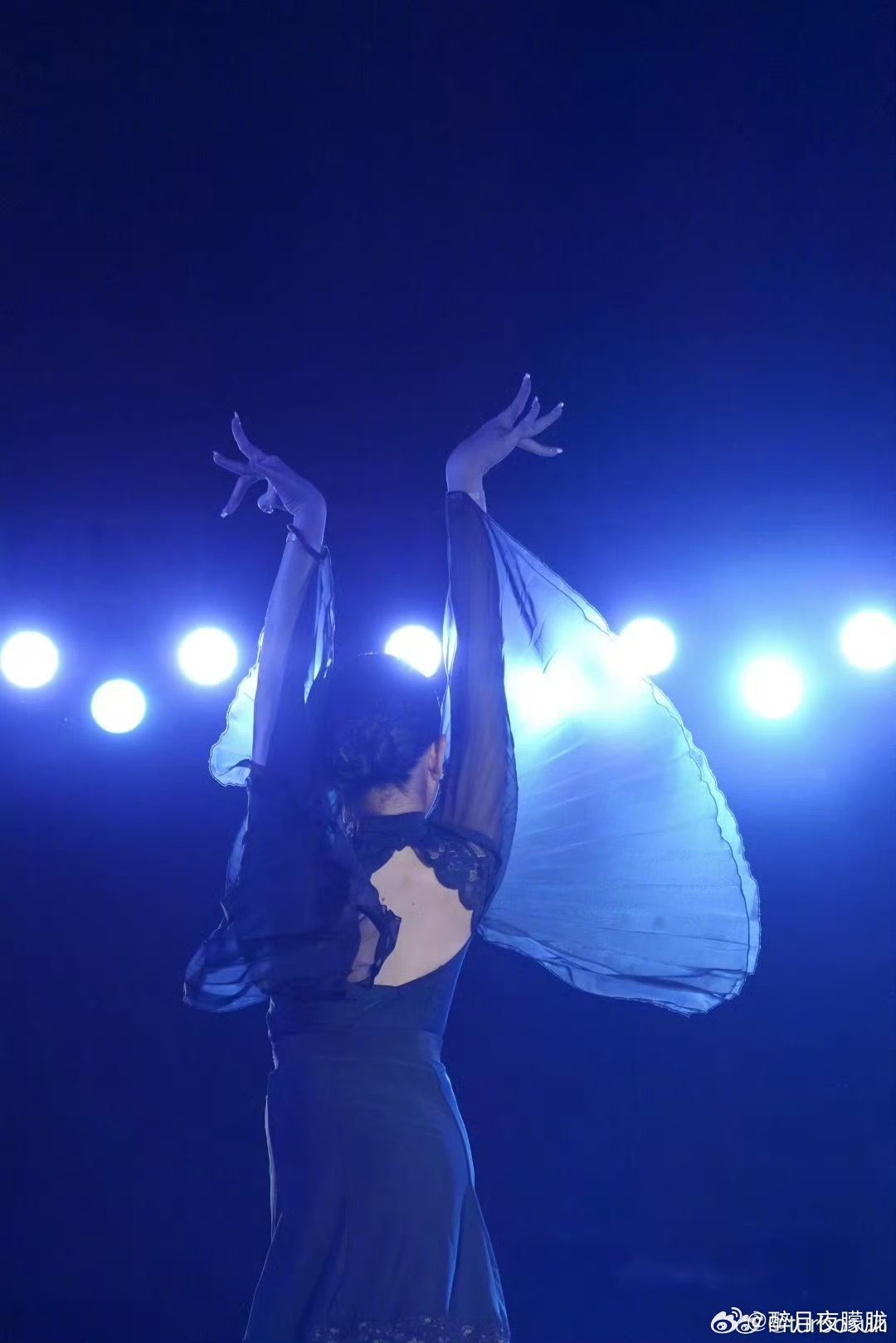 小花妹妹这是遗传了妈妈孙俪的舞蹈基因吧!一个背影都那么有气质