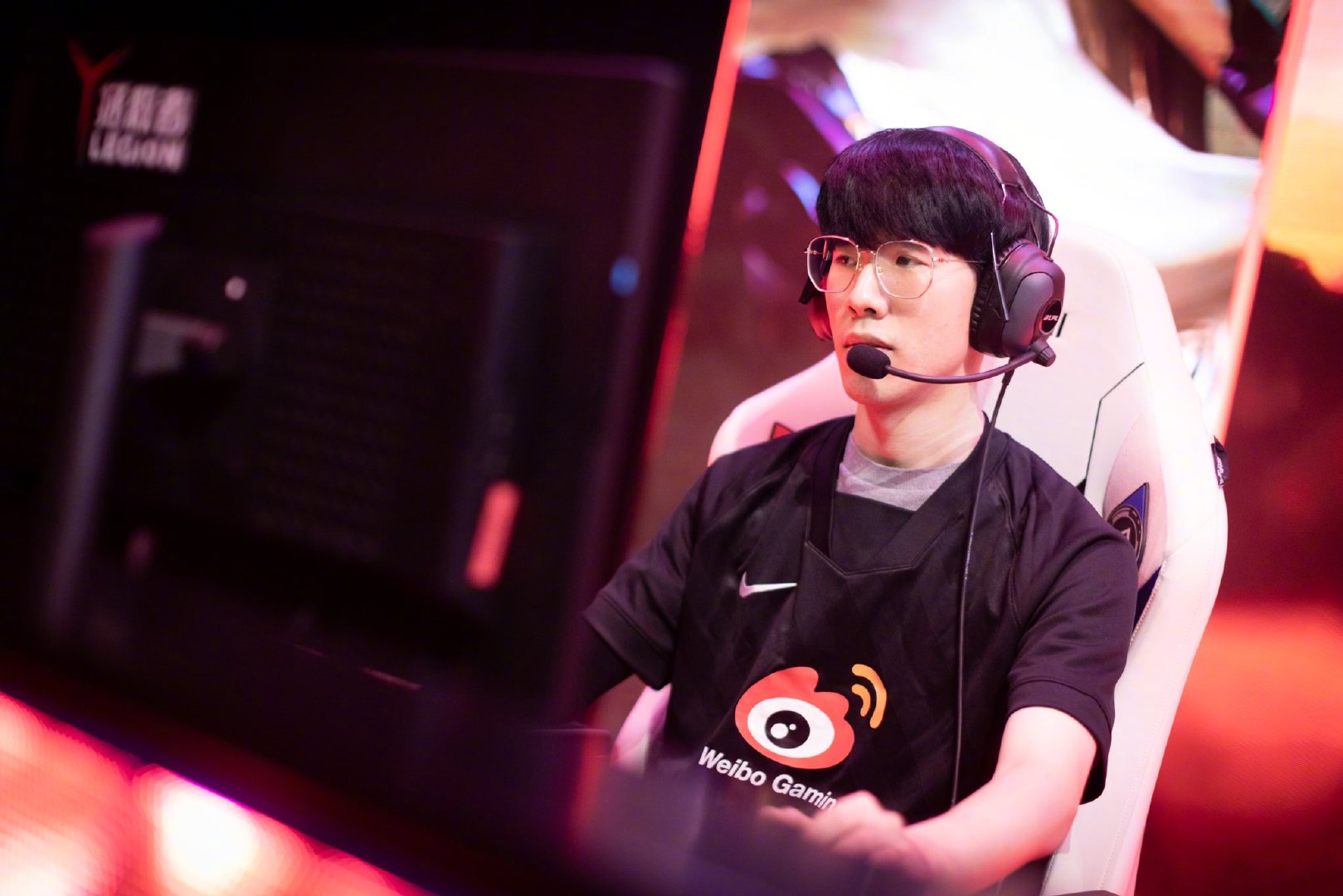 穿上全黑队服的theshy气质犀利_高清图集_新浪网